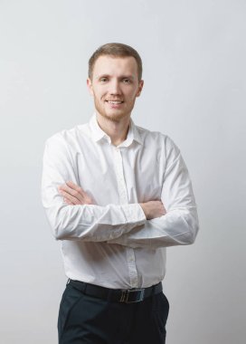 Beyaz tişörtlü adam