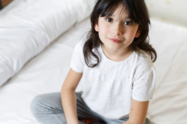 Schattig klein meisje op het bed goed humeur en gezonde slaap — Stockfoto