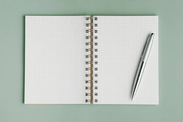 Notebook sobre fundo de cor verde — Fotografia de Stock