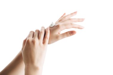 Güzel kadınlar ellerini izole eder, krem sürer, masaj yapar.