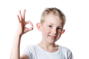 Neşeli çocuk izole beyaz arka planda iyi görünüyor.