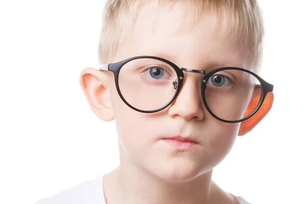 Szemüveges kisfiú, szemüveges iskolás fiú portréja — Stock Fotó