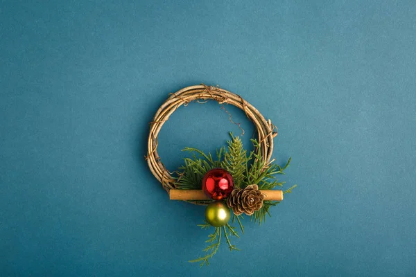 Christmas wreath in the center with a candle and ornaments, Chri — 스톡 사진