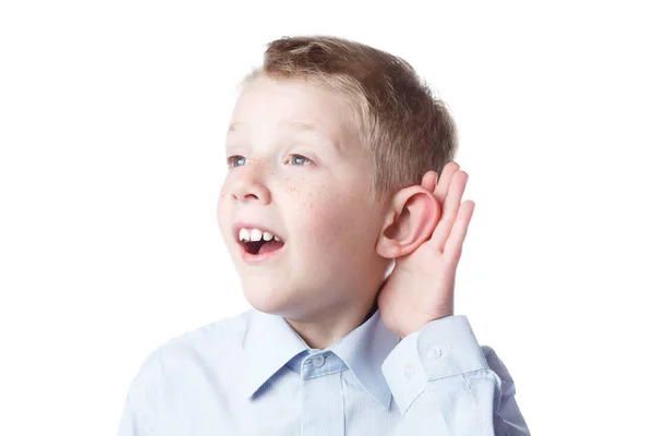 Kleine jongen houdt een hand in de buurt van het oor, een schooljongen portret — Stockfoto