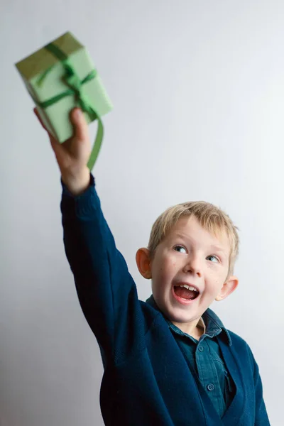 선물을 들고 있는 행복 한 아이, 축제 분위기 — 스톡 사진