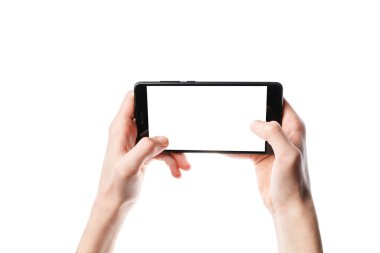 temiz beyaz ekranlı beyaz arka planda izole edilmiş ellerde akıllı telefon