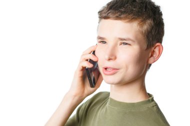 Beyaz arka plandaki genç cep telefonuyla iletişim kuruyor