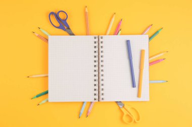 sarı izole arka plan üzerinde dizüstü bilgisayar, ofis malzemeleri