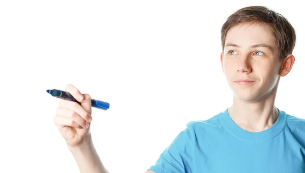 Beyaz arka planda elinde renkli bir kalemle bir çocuk. — Stok fotoğraf