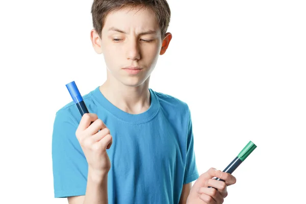 Kind op een witte achtergrond met een gekleurde stift in zijn hand — Stockfoto