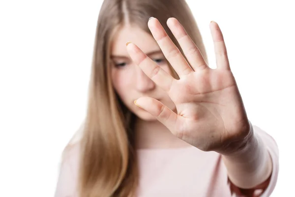 Linda chica mostrando mano stop signo — Foto de Stock