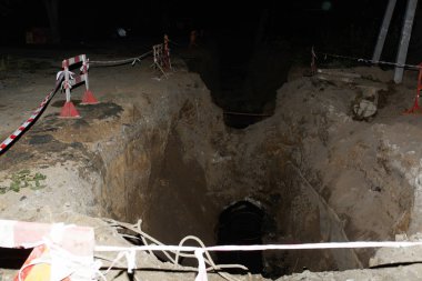 Nikolaev şehir sokaklarında bir boru hattının acil onarım