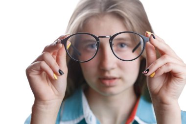 İzole edilmiş beyaz arka planda gözlüklü kız