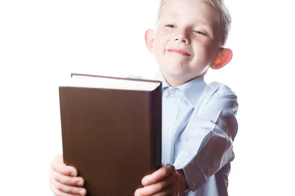 Kisfiú ad egy könyvet, portré elszigetelt fehér háttér — Stock Fotó