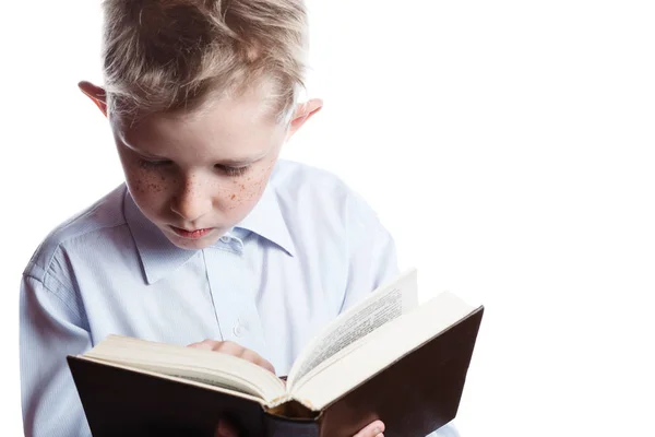 Menino leitura livro, retrato no fundo branco isolado — Fotografia de Stock