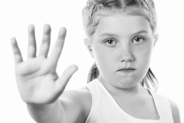 Niña mostrando mano parada sign.black y blanco . — Foto de Stock