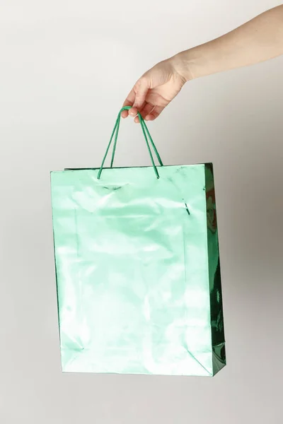 Bevásárló táskák, kezében a fehér háttér — Stock Fotó