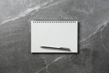 mermer arka plan üzerinde siyah kalem ile dizüstü bilgisayar, üst görünüm