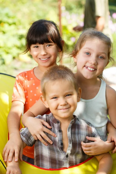 Fröhliche Kinder im Sommerlager. Sommerferien. — Stockfoto