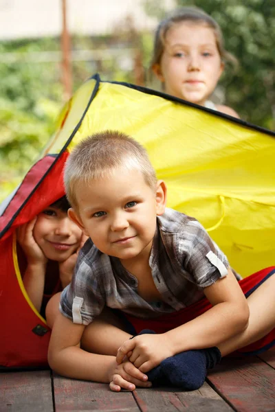 Fröhliche Kinder im Sommerlager. Sommerferien. — Stockfoto
