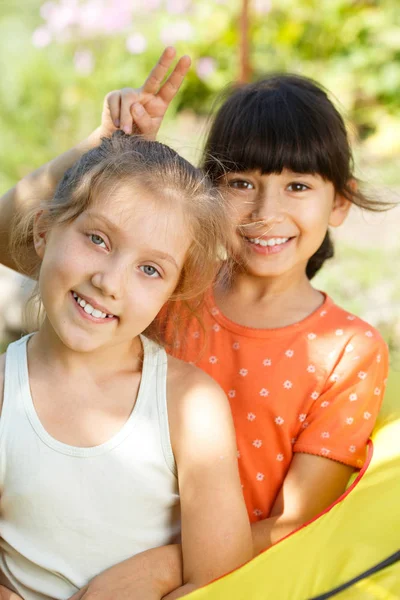 Fröhliche Kinder im Sommerlager. Sommerferien. — Stockfoto