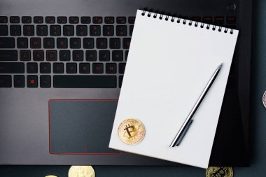 klavyede bitcoin, dizüstü bilgisayar ile masada sikke bitcoin