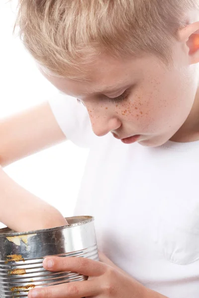 Niño come de una lata, niño hambriento buscando comer — Foto de Stock