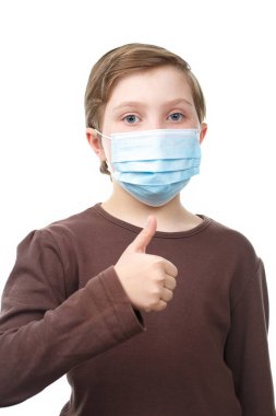 Tıbbi maskeli çocuk başparmağını kaldırdı..