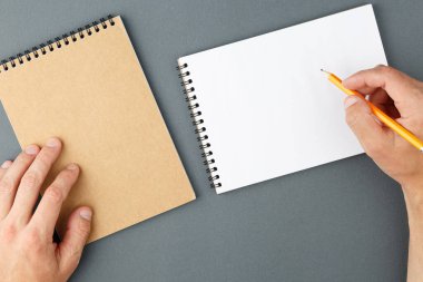 Defter temiz sayfa ve erkek eli kalem ile.