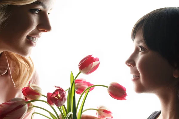 チューリップの花束を持つ女性と子供 — ストック写真