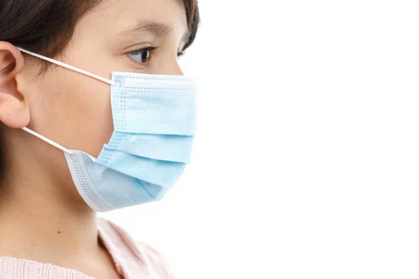 Kind in medisch masker op witte geïsoleerde achtergrond — Stockfoto