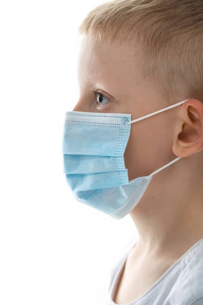 Портрет ребенка в медицинской маске. — стоковое фото
