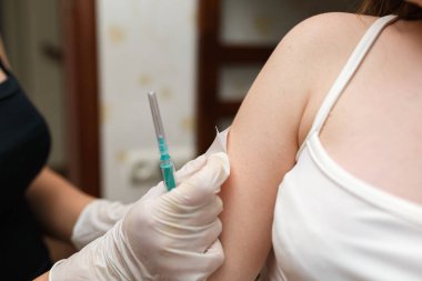 İğne yüzünden omzunda alçı olan kız..