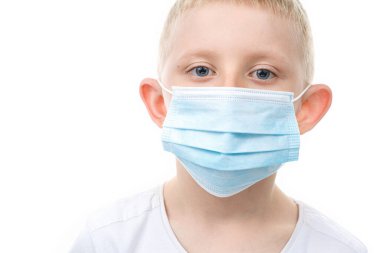 Tıbbi maskeli bir çocuğun portresi.