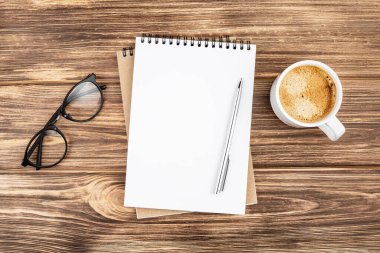 Kalemli, bardaklı ve kahveli defter..