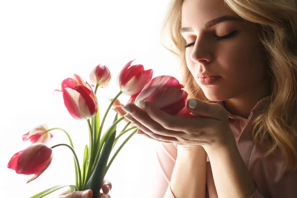 Csinos nő csokor tulipánnal. — Stock Fotó