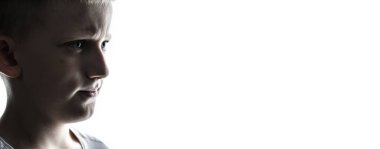 Beyaz arkaplanda arka plan fotoğraflı bir çocuk.