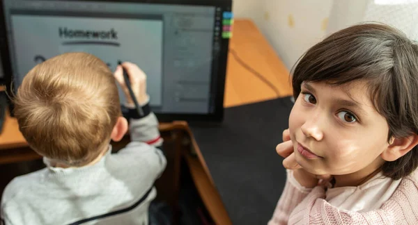 Leuke kinderen doen huiswerk thuis. — Stockfoto