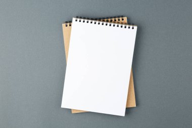 Çizim spirali açık dizüstü bilgisayar.