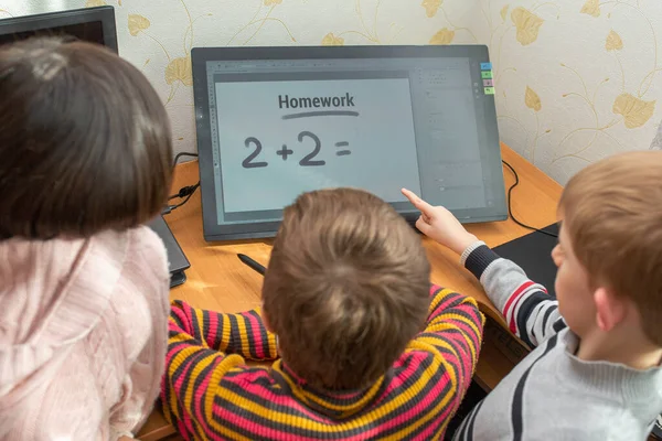 かわいい子供たちは家で宿題をする. — ストック写真