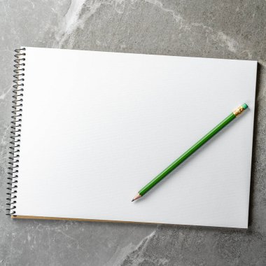 Mermer zemin üzerinde yeşil kalem olan dizüstü bilgisayar