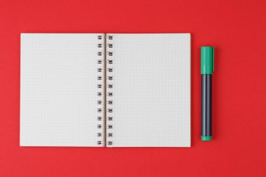 Renkli kalemlerle defteri aç