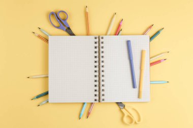 Sarı izole edilmiş bir arkaplanda dizüstü bilgisayar