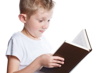Küçük çocuk kitap okuyor, beyaz portre