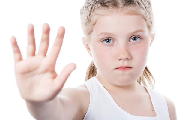 Mała dziewczynka pokazuje znak stopu dłoni — Zdjęcie stockowe