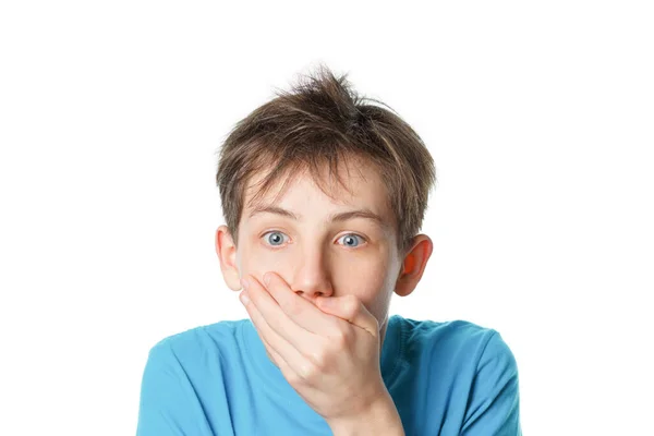 Verrast jongen bedekt zijn mond met zijn hand — Stockfoto