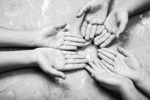 Mãos de crianças em conjunto em um círculo — Fotografia de Stock