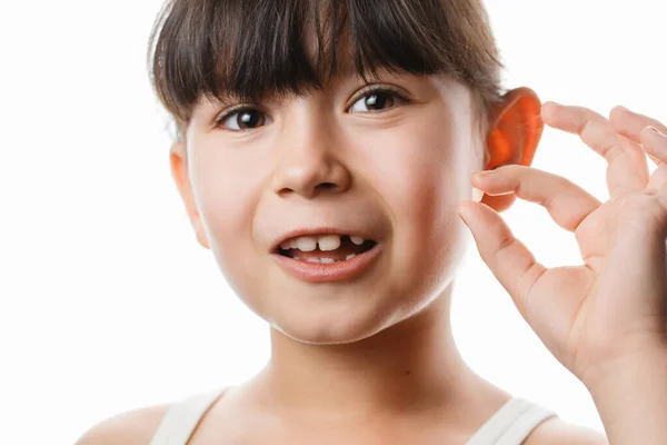 Ragazza con dente in mano su sfondo bianco — Foto Stock