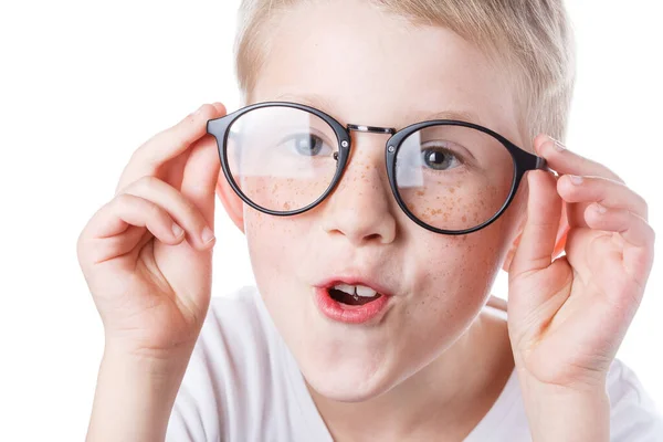 Gözlüklü çocuk beyaz arkaplanda izole — Stok fotoğraf