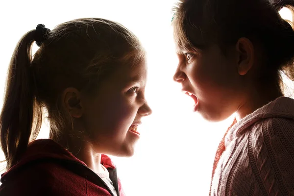 Dwie małe dziewczynki krzyczące na siebie — Zdjęcie stockowe